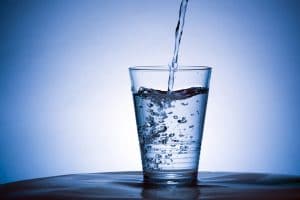 饮用水的天然过滤介质，并通过沸石净化水。